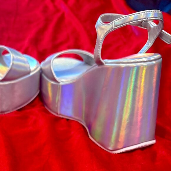 MADDEN GIRL SILHOUETTE SCULPTED SILVER HOLLOGRAM PLATFORM WEDGE SANDALS NWOT - Picture 5 of 11